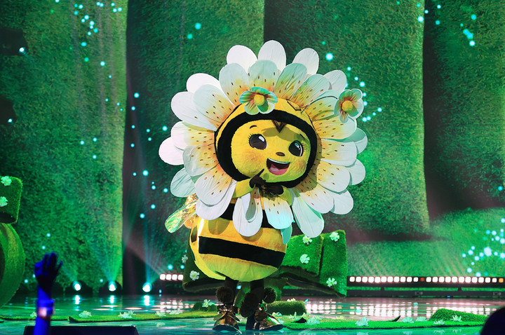 Trở lại đường đua, Ong Bây Bi đem đến bài hát từng "làm mưa làm gió" của nhóm nhạc Da LAB mang tên Chuyện đôi ta. Với sự nhẹ nhàng vốn có, Ong Bây Bi biết cách thể hiện cảm xúc của mình qua bài hát để chạm người nghe.