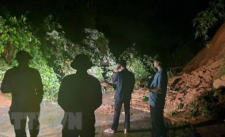 Mưa lớn làm sạt lở nhiều điểm trên tuyến tỉnh lộ 163, gây ách tắc giao thông trên địa bàn xã Yên Thái, huyện Văn Yên. (Ảnh: TTXVN phát)