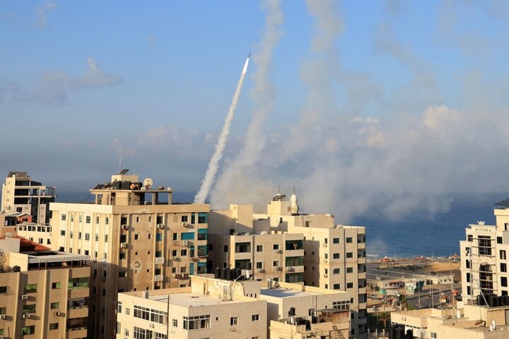 Tên lửa được bắn từ Thành phố Gaza về phía Israel vào ngày 7/10. (Ảnh: AFP)