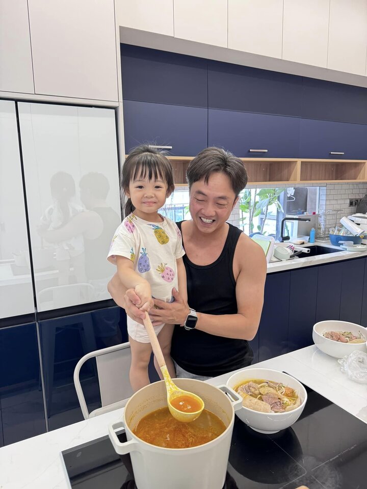 Cường Đô la vào bếp, trổ tài nấu ăn cùng con gái.