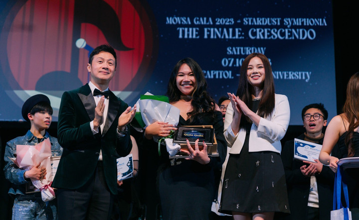 Đêm chung kết Movsa Gala là sự đọ sức của những màn trình diễn xuất sắc từ 12 thí sinh đã vượt qua các vòng sơ loại. Bảo Lan (Melbourne Uni) thể hiện ‘’Đường Cong’’ với phong cách như một nghệ sỹ thực thụ đã trở thành quán quân cuộc thi tiếng hát sinh viên Melbourne Movsa Gala năm nay.