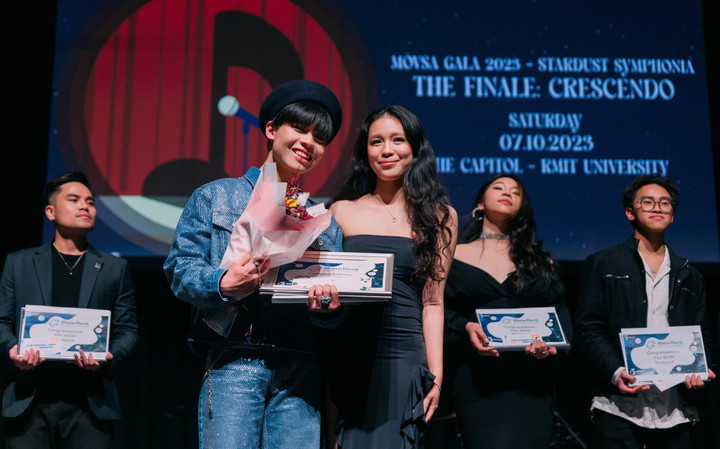 Hiếu Khánh - Thí sinh được yêu thích nhất trên mạng xã hội đến từ Swinburne Uni với bản Mashup "Lửng lơ + Bên trên tầng lầu".