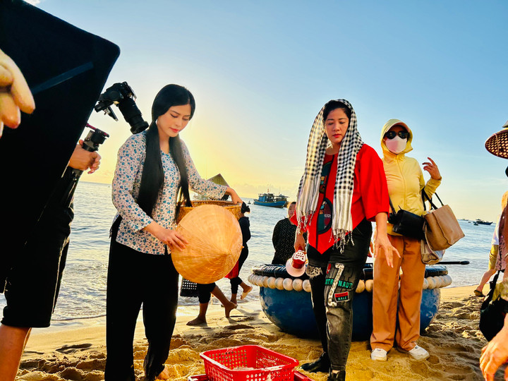 Đạo diễn Dương Lan Hương muốn ca sĩ Thị Phượng như một hướng dẫn viên du lịch đưa khán giả trở về với các địa danh có ý nghĩa lịch sử.