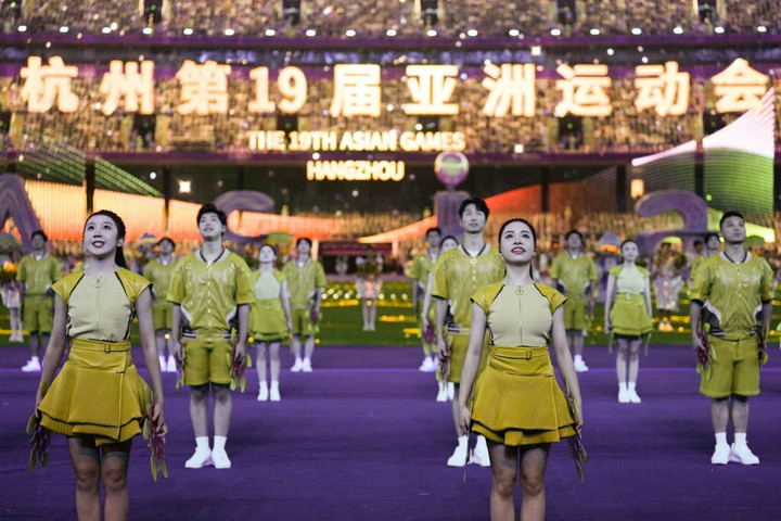 Đạo diễn Sha Xiaolin cho trình chiếu video về các vận động viên và tình nguyện viên nhằm tri ân nỗ lực của họ ở đại hội.