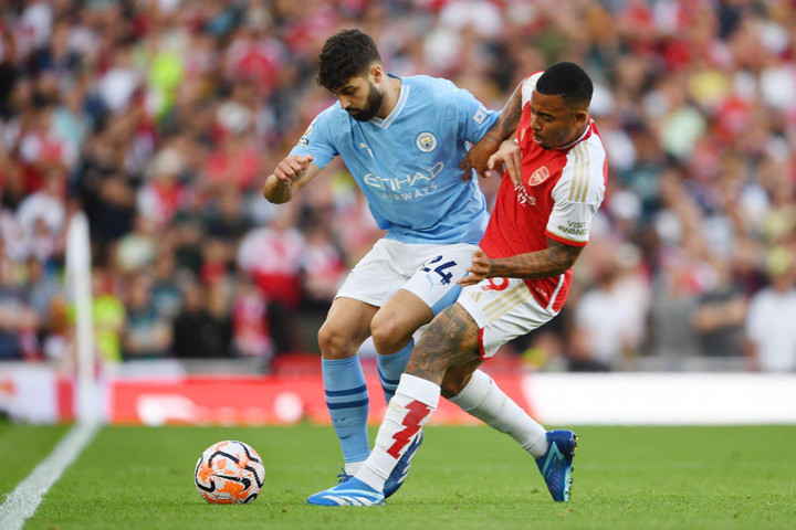 Cầu thủ Arsenal và Man City tạo ra những pha áp sát, tranh cướp khắp mặt sân. (Ảnh: Arsenal/Getty Images)