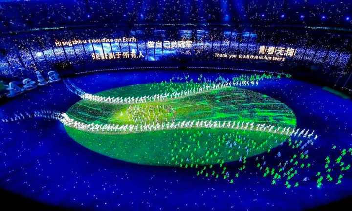 Do lễ bế mạc diễn ra chưa đầy 24h sau nội dung cuối cùng trên sân Hàng Châu, nên ban tổ chức tạo mặt sân kỹ thuật số với 40.000 điểm chiếu sáng.