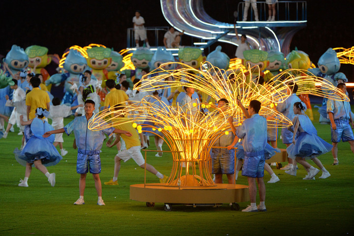 Các nghệ sỹ trình diễn dưới gam màu tươi sáng, tạo không khí náo nhiệt cho buổi lễ bế mạc.
