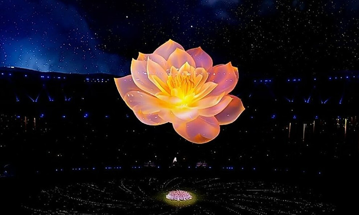 Bông hoa sen khổng lồ bằng 3D bay lơ lửng trên không trung. Đây là thông điệp về tình đoàn kết, chung tay vượt khó với các vận động viên.