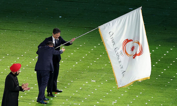 Cuối buổi lễ, lá cờ ASIAD được trao cho Nhật Bản. Quốc gia này sẽ tổ chức đại hội sau đây 4 năm tại hai thành phố Aichi và Nagoya.