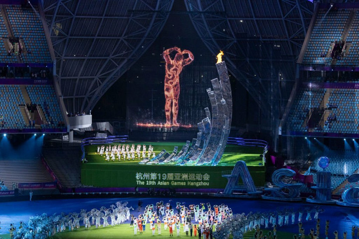 Người khổng lồ xuất hiện, chắp tay hình trái tim gửi thông điệp yêu thương đến khán giả và các vận động viên. Khi ngọn đuốc ASIAD 19 tắt, người khổng lồ chào tạm biệt và chạy về phía chân trời.
