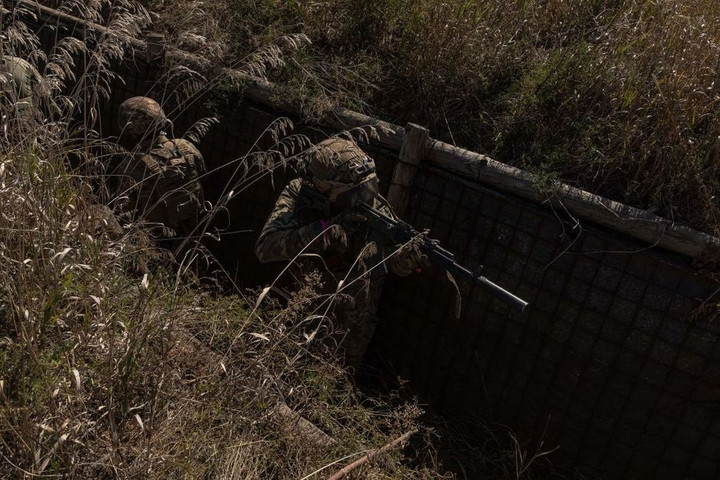 Binh sĩ Ukraine huấn luyện chiến đấu trong chiến hào.