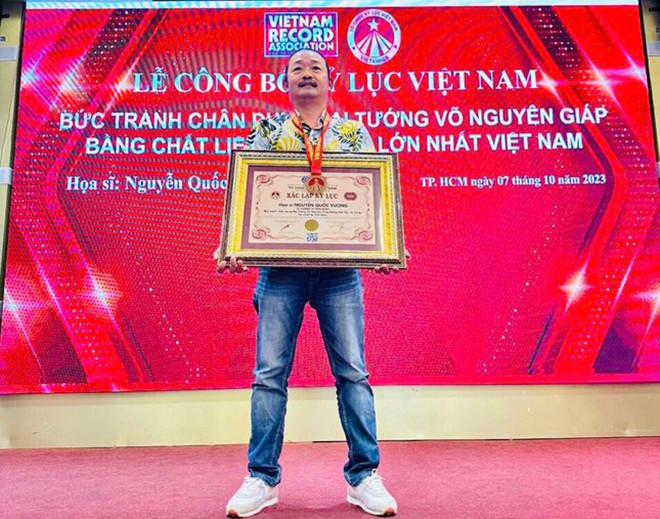 Họa sĩ Vượng nhận bằng xác lập kỷ lục Việt Nam.