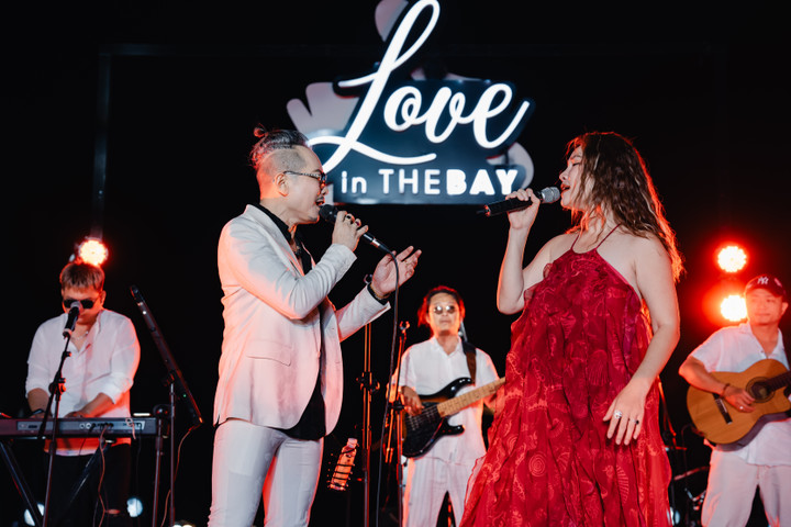 Jimmi Nguyễn bày tỏ tình cảm với vợ trên sân khấu.