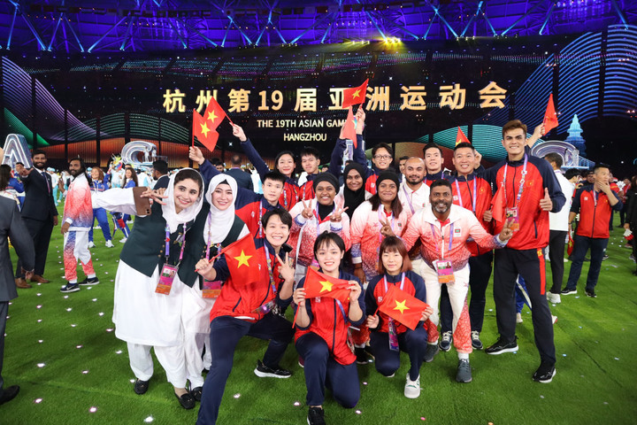 Đoàn thể thao Việt Nam vui mừng chụp ảnh cùng các vận động viên nước bạn.