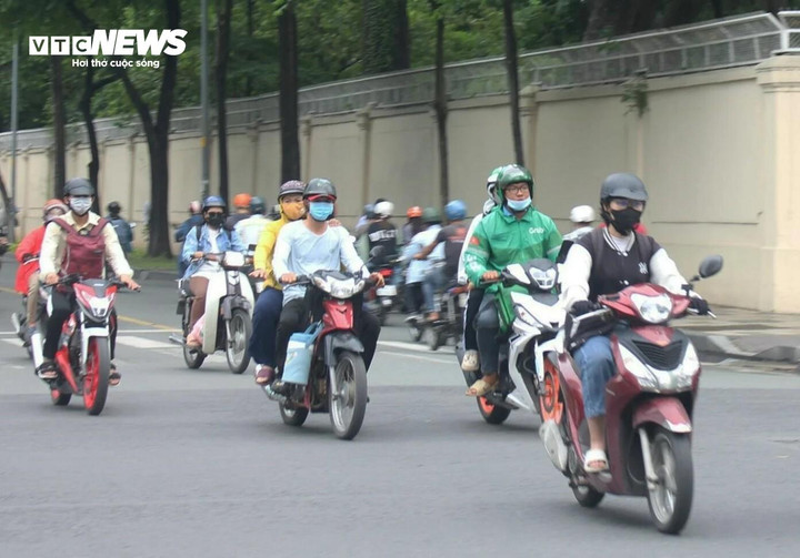 Thời tiết tại TP.HCM hôm nay 9/10, nhiều mây, trời nắng gián đoạn, chiều tối và tối có mưa rào và dông vài nơi.