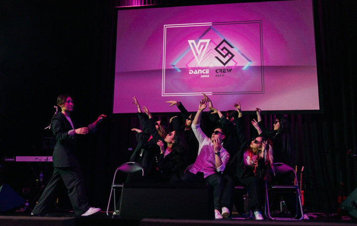 Không riêng gì các thí sinh cực chất lần này, sự cuồng nhiệt của đêm trình diễn còn được hâm nóng bởi cái tên Vswagg – Nhóm nhảy Hip-hop được yêu thích trong cộng đồng sinh viên, du học sinh Việt tại Melbourne.