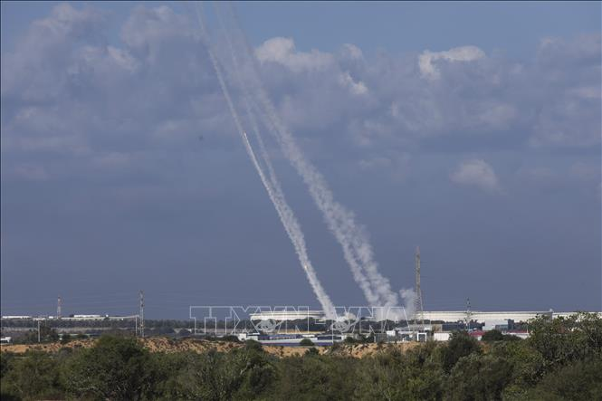 Hệ thống tên lửa phòng không Vòm Sắt tại Ashkelon, Israel được kích hoạt để đánh chặn loạt rocket phóng từ Dải Gaza ngày 7/10/2023. (Ảnh: TTXVN)