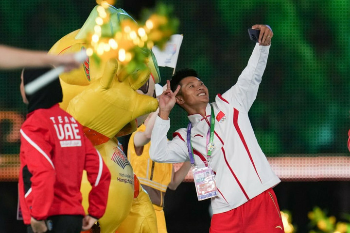 Ban tổ chức dành hơn 10 phút cho các vận động viên thoải mái chụp hình, lữu giữ những kỷ niệm về kỳ đại hội đáng nhớ này.