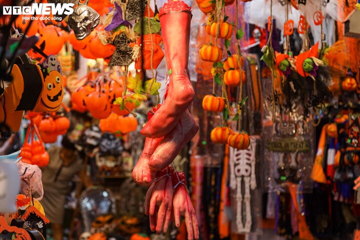 Sau rằm Trung thu, 'thủ phủ' Hàng Mã lại rực sắc màu Halloween - 13