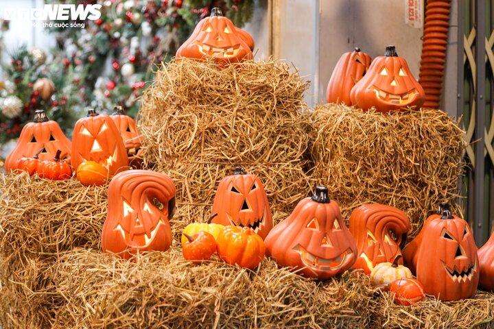 Sau rằm Trung thu, 'thủ phủ' Hàng Mã lại rực sắc màu Halloween - 10