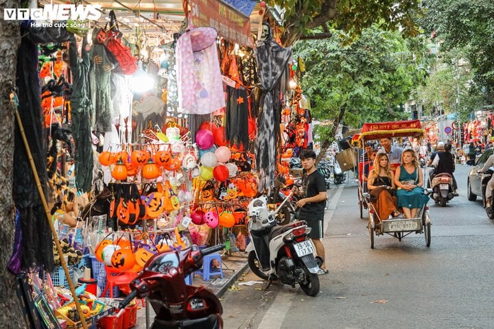 Sau rằm Trung thu, 'thủ phủ' Hàng Mã lại rực sắc màu Halloween - 4