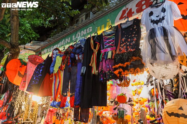 Sau rằm Trung thu, 'thủ phủ' Hàng Mã lại rực sắc màu Halloween - 8