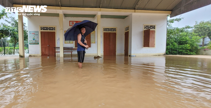 Hà Tĩnh nhiều nơi ngập sâu, người dân vất vả di dời tài sản trong đêm - 5