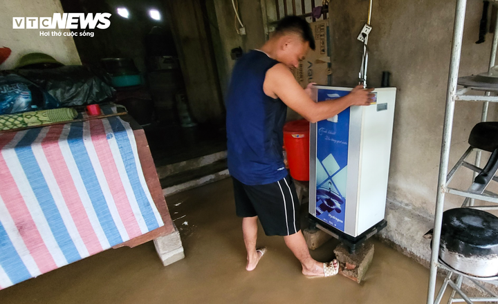 Người dân kê tài sản lên cao tránh lũ.