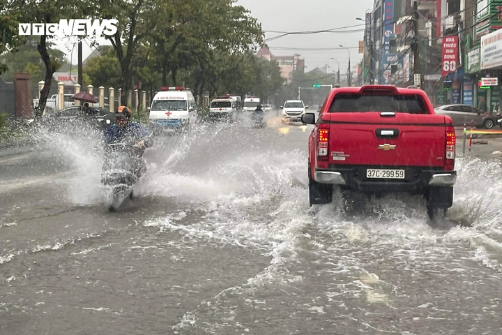Mưa lớn cũng khiến nhiều tuyến đường ở TP Hà Tĩnh ngập sâu