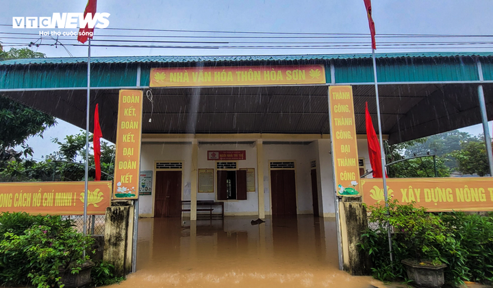 Hội trường thôn Hòa Sơn bị bủa vây bởi nước lũ.
