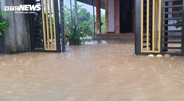 Trả lời PV VTC News, ông Nguyễn Hữu Thịnh - Bí thư Đảng ủy, Chủ tịch UBND xã Cẩm Thịnh cho biết: "Do mưa lớn trong đêm 7/10 đến sáng 8/10, trên địa bàn xảy ra ngập một số khu vực. Hiện chúng tôi đang nắm bắt tình hình lũ lụt trên địa bàn, di dời tài sản bà con đến nơi an toàn".