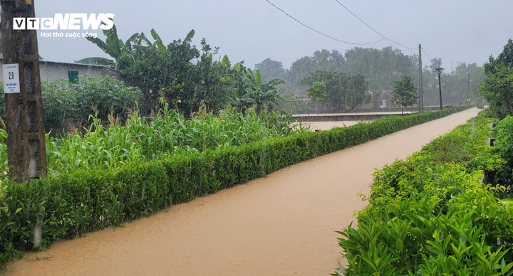 Hà Tĩnh nhiều nơi ngập sâu, người dân vất vả di dời tài sản trong đêm - 4