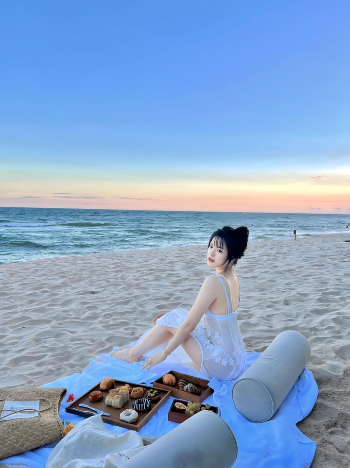 Mới đây, nữ MC chia sẻ loạt ảnh cô nghỉ dưỡng tại Mũi Né trong trang phục khá gợi cảm.