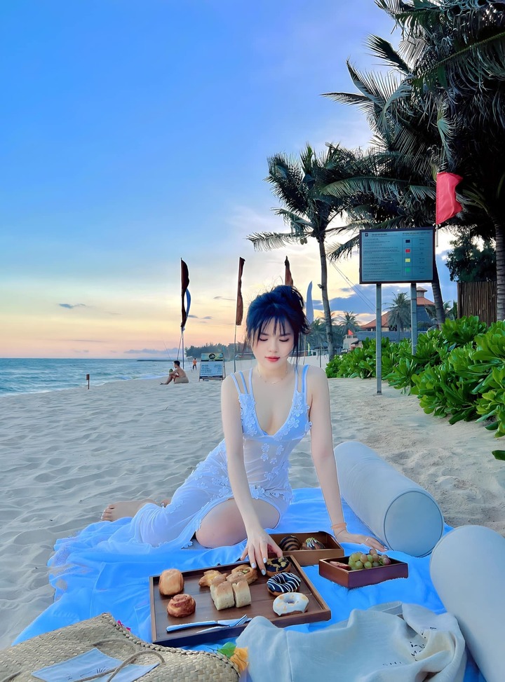 Dù không có chiều cao lý tưởng nhưng nhờ những đường cong cuốn hút cùng góc chụp ảnh khéo léo, Hà Đan vẫn nhận được nhiều lời khen ngợi từ khán giả.