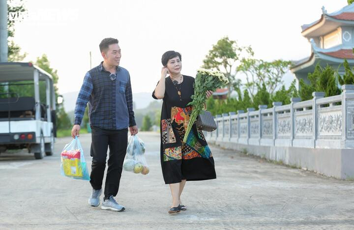 Mỗi tháng NSND Minh Hằng lên Công viên Nghĩa trang Lạc Hồng Viên ít nhất là 3 lần, tuỳ vào lịch đi quay phim tháng đó có bận hay không.