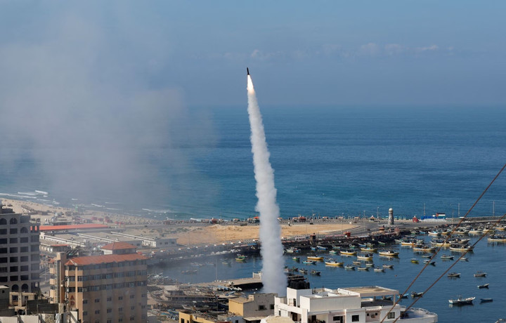 Rocket bắn từ Dải Gaza vào lãnh thổ Israel vào sáng 7/10. (Ảnh: Reuters)