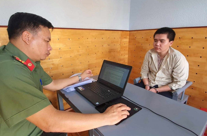 Hoàng Văn Vũ tại cơ quan công an.