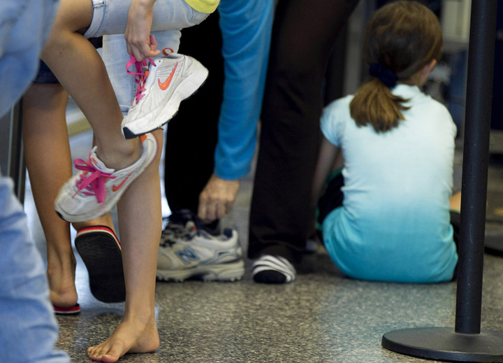 Chuyên gia khuyên bạn nên đi tất khi qua máy quét ở cửa an ninh để tránh mắc các bệnh ngoài da. (Ảnh: The Boston Globe)