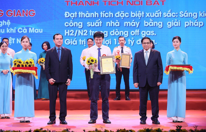 Thủ tướng trao các phần thưởng cho các tập thể, tác giả, nhóm tác giả xuất sắc tiêu biểu được tôn vinh. (Ảnh: Nhật Bắc)