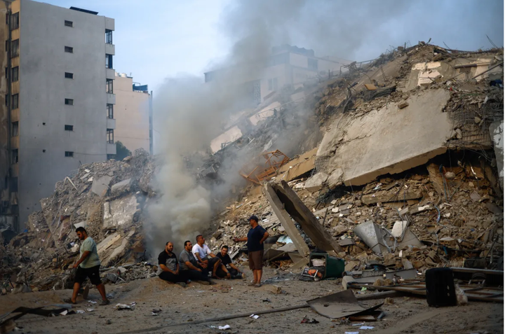 Hình ảnh tan hoang sau cuộc không kích của Israel vào dải Gaza.