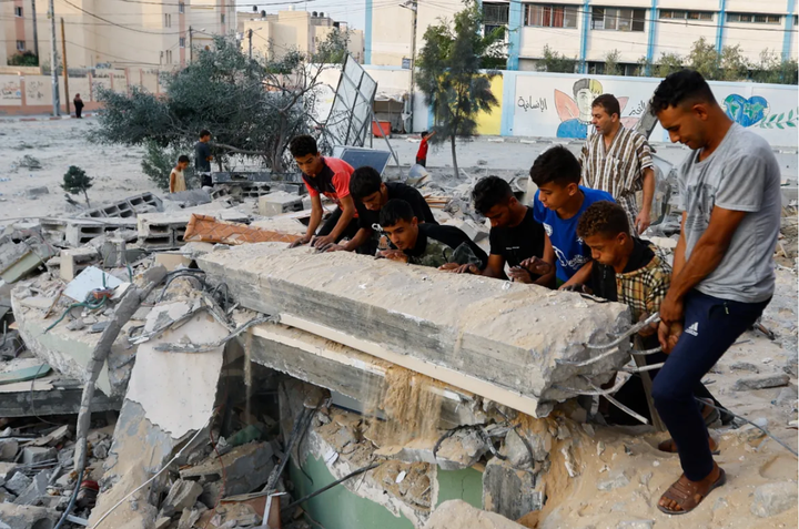 Dân dọn sạch đống đổ nát tại một nhà thờ Hồi giáo bị hủy bỏ trong cuộc xung đột của Israel ở Khan Younis.