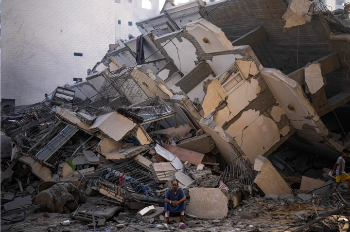 Toà nhà đổ nát sau cuộc không kích hoạt của Israel ở thành phố Gaza.