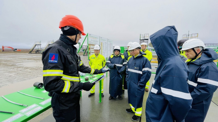 Tổng Giám đốc Petro Vietnam Lê Mạnh Hùng thăm và làm việc tại Khu mỏ Rusvietpetro.