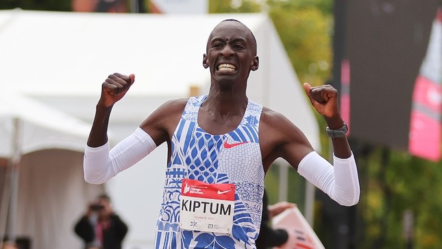 Kiptum cũng trở thành runner đầu tiên chạy marathon sub2:1 (dưới 2 giờ 1 phút) ở một giải đấu chính thức.