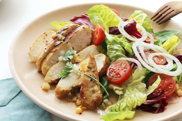 Có rất nhiều loại salad ngon từ ức gà.