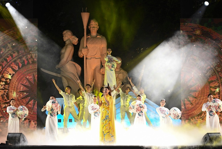 Người Thủ đô thích thú với bánh tráng, muối tôm chuẩn Tây Ninh tại hồ Hoàn Kiếm - 3