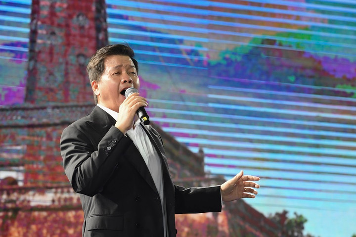 Người Thủ đô thích thú với bánh tráng, muối tôm chuẩn Tây Ninh tại hồ Hoàn Kiếm - 4