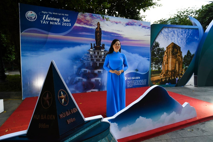 Người Thủ đô thích thú với bánh tráng, muối tôm chuẩn Tây Ninh tại hồ Hoàn Kiếm - 10