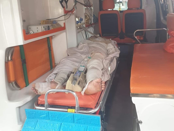 Một nạn nhân được đưa đi cấp cứu. (Ảnh: Vy Vy)