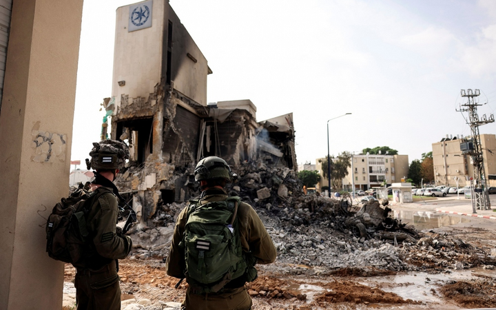 Lính Israel nhìn đống đổ nát của 1 đồn cảnh sát, nơi đã diễn ra giao tranh với các tay súng Hamas ở miền Nam Israel hôm 8/10. (Ảnh: Reuters)